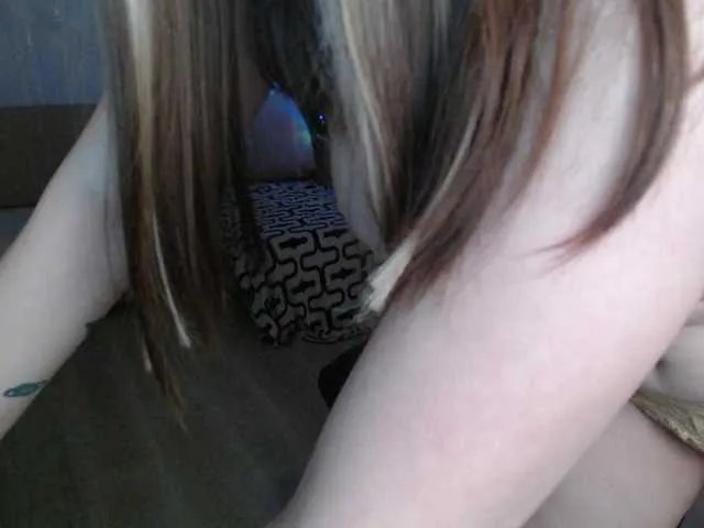 Lizzi-Peach on BongaCams