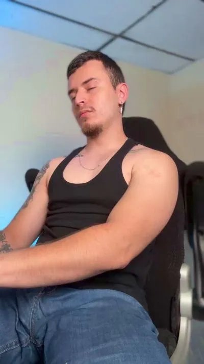 cody_lee2 —  #pornstar #bdsm #feet #cum #smoke