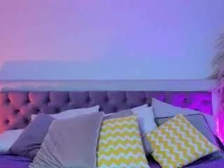 arianaa-collins on CamSoda 