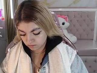 lili-conor-s on CamSoda 