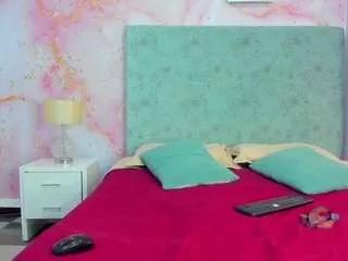 riri-brunnete on CamSoda 
