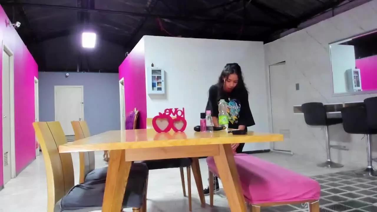 SelenaHot on Streamray 