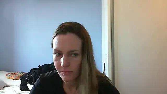 Annylove1 on StripChat 