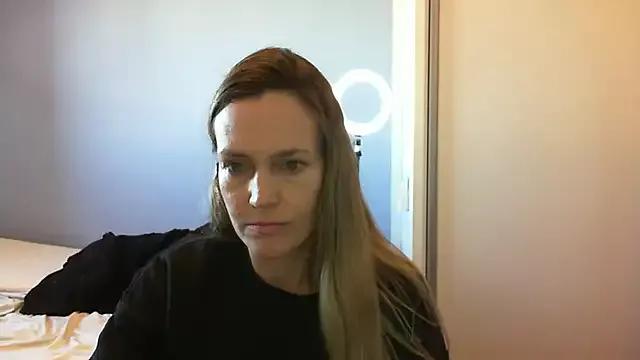 Annylove1 on StripChat 