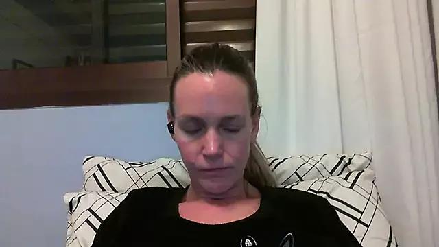 Annylove1 on StripChat 