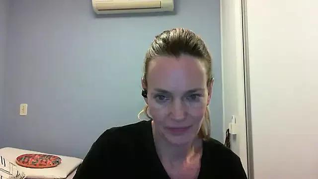 Annylove1 on StripChat 