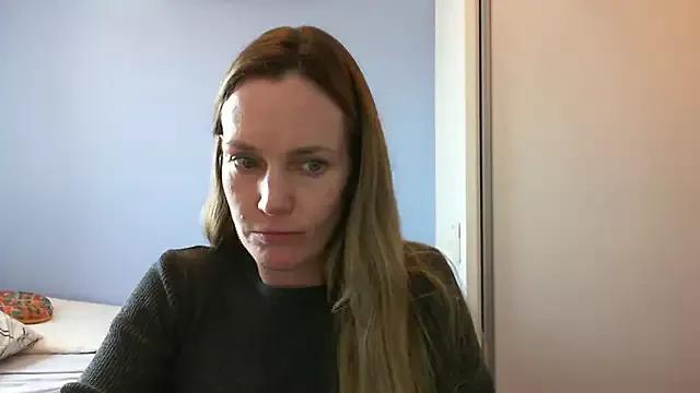 Annylove1 on StripChat 