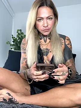 Divina_X_ — Free Boobs 10 Min.