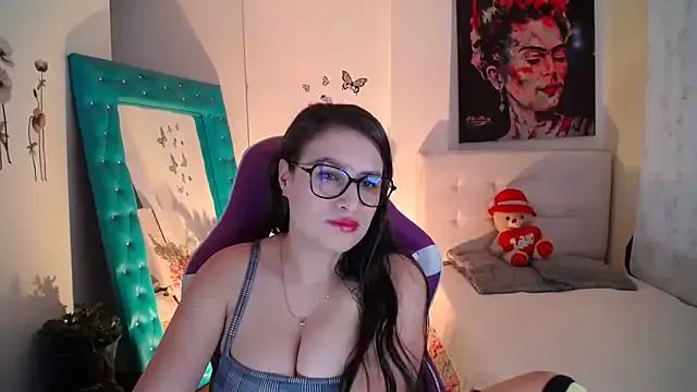 esmeraldaa230 on StripChat