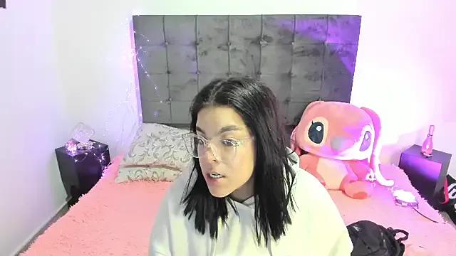 Kylie2211 on StripChat