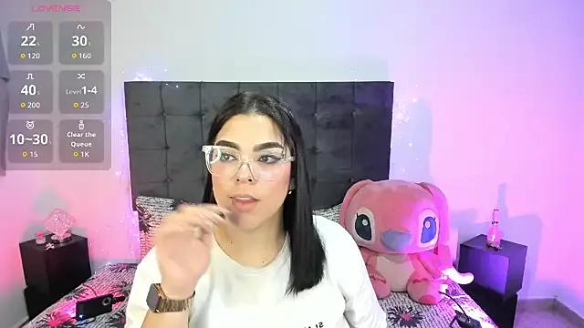 Kylie2211 on StripChat