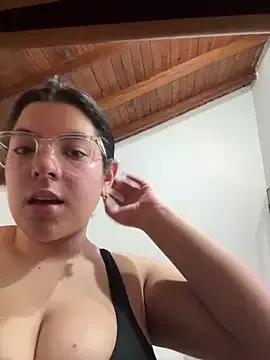 Kylie2211 on StripChat