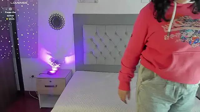 Kylie2211 on StripChat