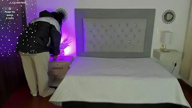 Kylie2211 on StripChat