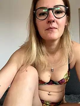 LauraLuxxx —  Show Titties & Play Titties 