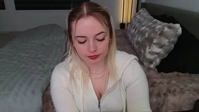 margot_robbie7 — take off my shorts 