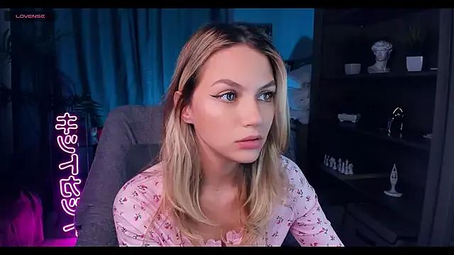 MelissaTetris — Squeeze boobs close up and lick them