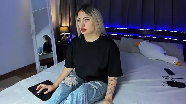 MikkiShoww on StripChat 