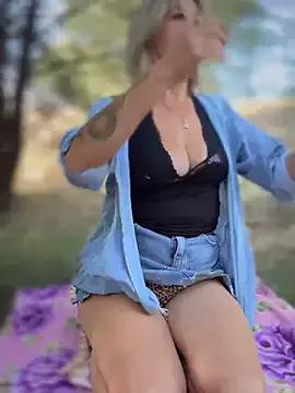Milena-MilfaXXX — Naked riding dildo pussy risk in park