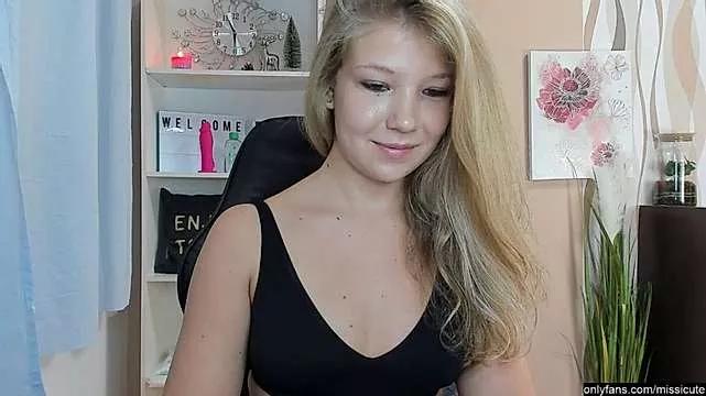 missicute on StripChat 