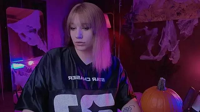 StripChat Morvelyn  is Freechat  Morvelyn — Take off my T-shirt