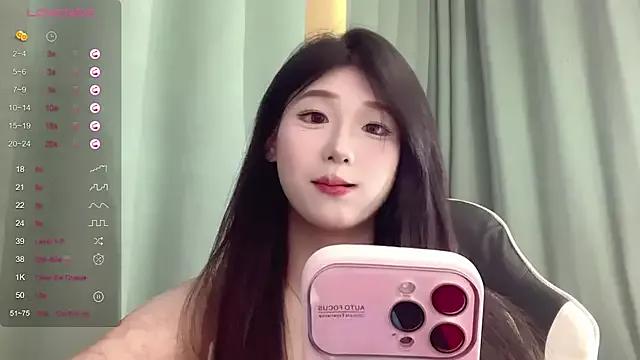 QiQi--77 on StripChat