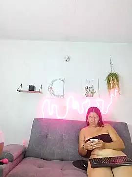 samanthaeliott22 on StripChat 