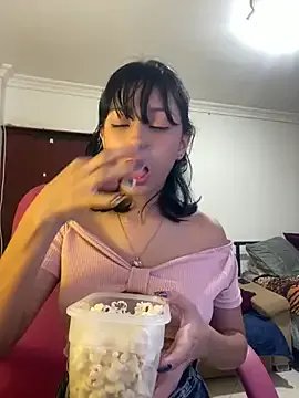 xoxo_milk on StripChat 